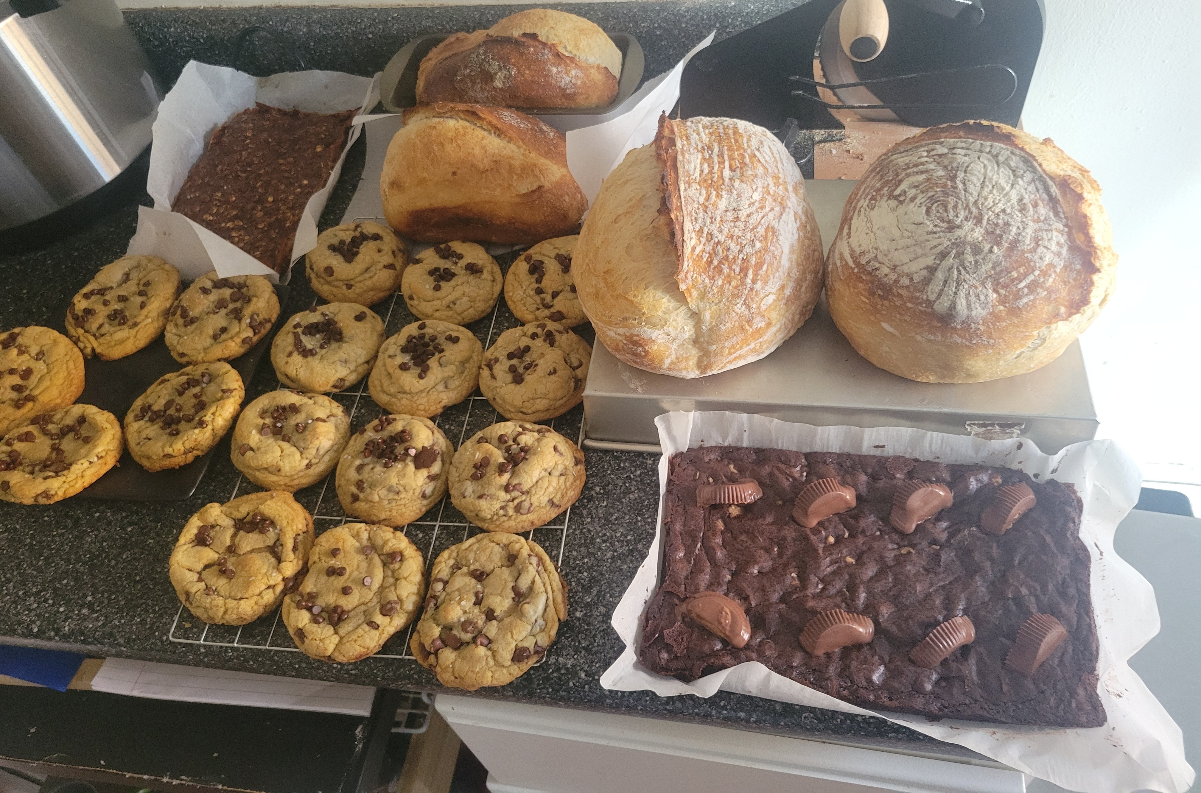  freshly baked Classics with a deep golden crust, chocolate chip cookie, reeses brownies, peanut butter iron bites.
